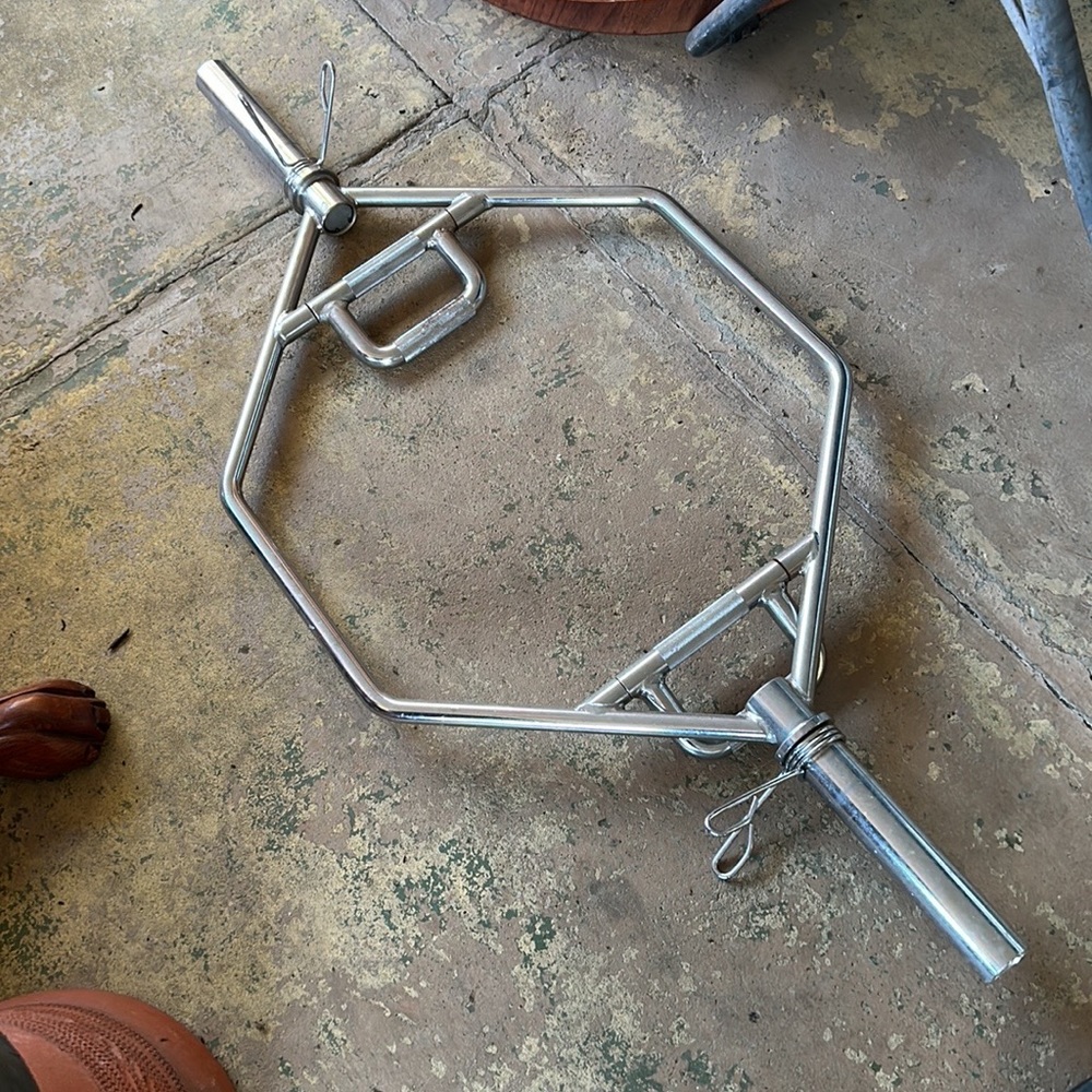 Trap bar with clip guards and 2 commercial 45lb plates